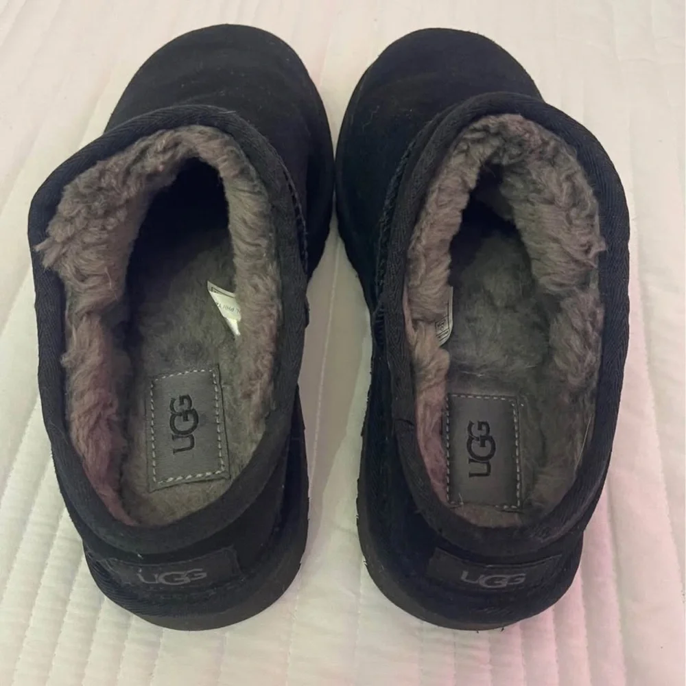 New without box
Black Ugg slippers size 9 - Picture 3 of 4